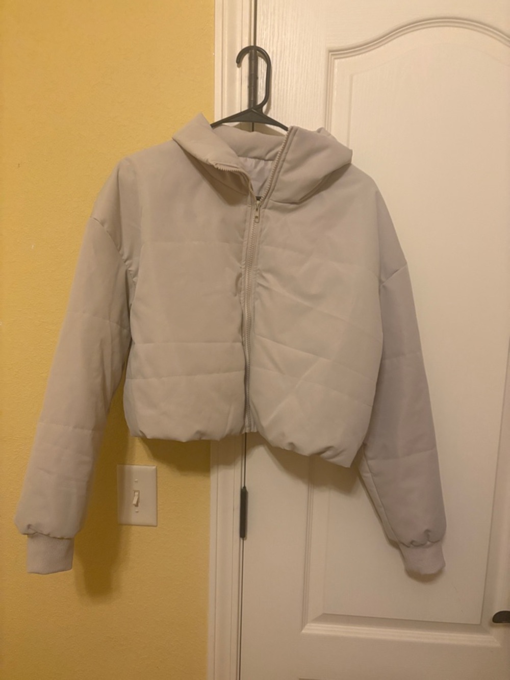 Cropped Puffer Jacket in Light Gray